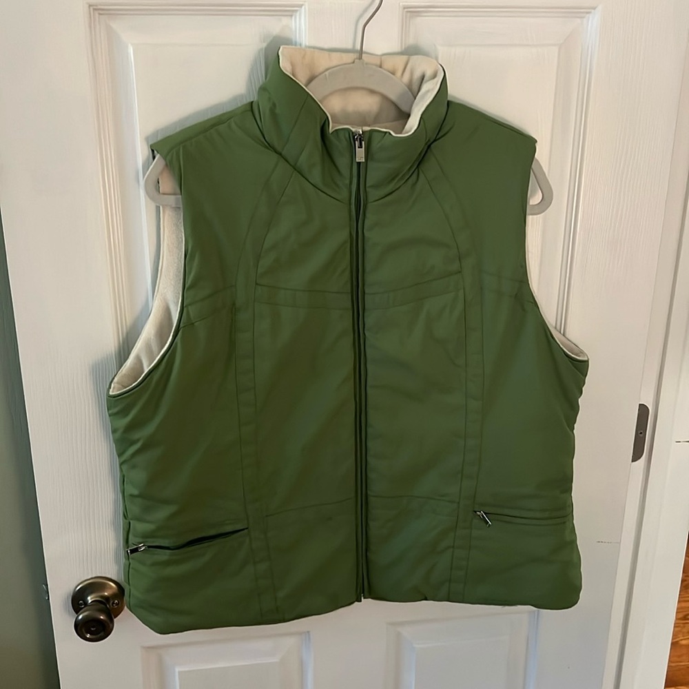 IZOD reversible vest-green/cream